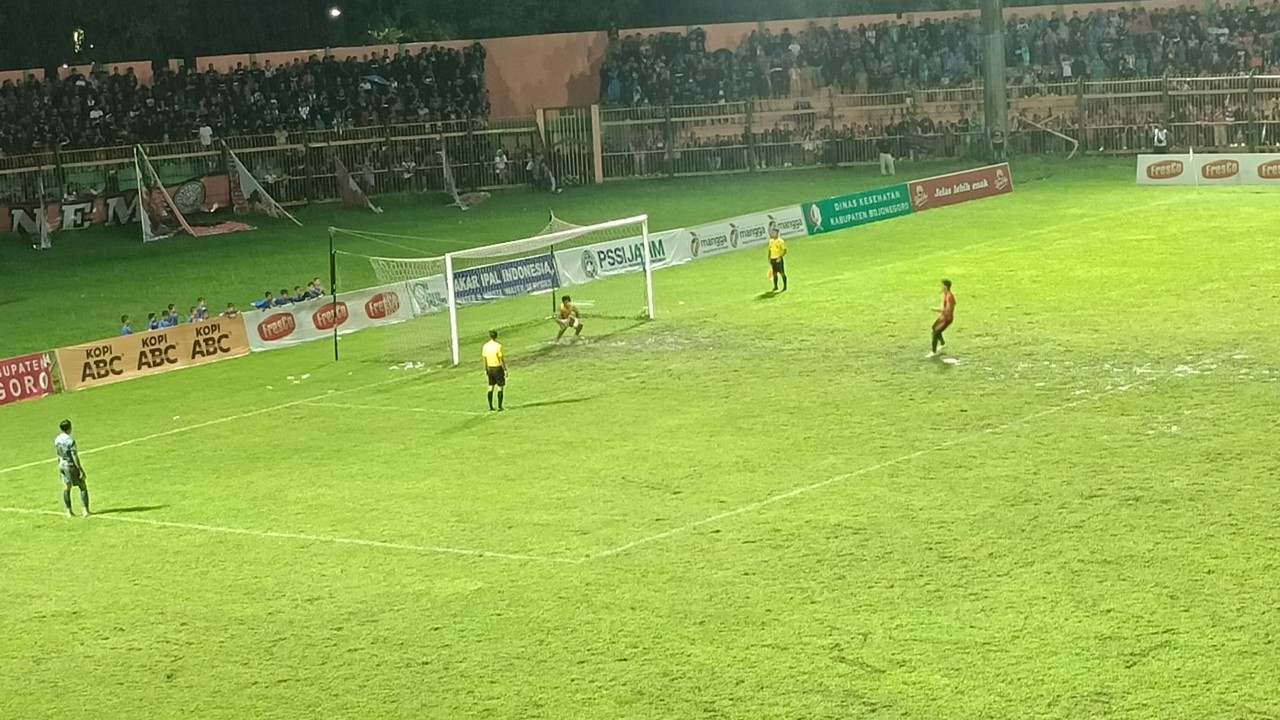 Pertandingan semifinal Persibo vs NZR Sumbersari Malang di stadion Letjend H Soedirman Bojonegoro. (Foto: Misbahul Munir/jatimnow.com)