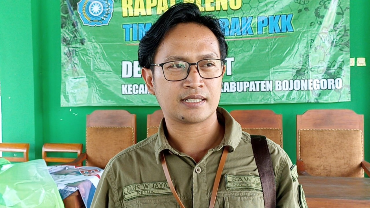 Ketua Bawaslu Bojonegoro, Handoko Sosro Hadi Wijoyo usai meminta keterangan kepada kades perangkat desa di kantor desa setempat (Foto: Misbahul Munir/jatimnow.com) 