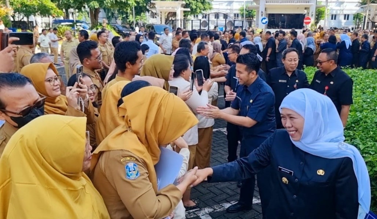 Khofifah saat bersalaman dengan para ASN satu persatu,