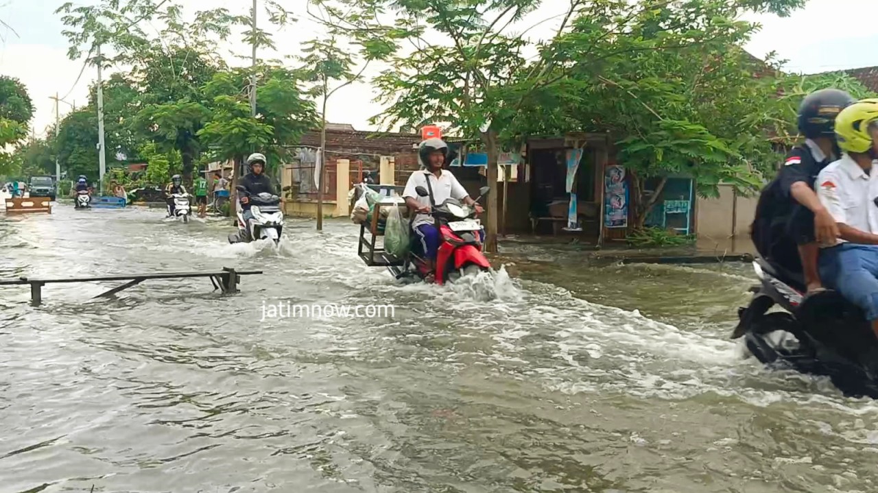 Menerjang banjir.