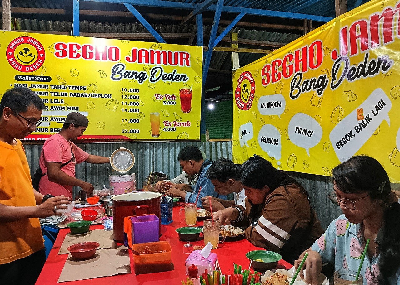 Suasana lapak Segho Jamur Bang Deden di wilayah Pasar Senggol Pandaan Pasuruan. (Foto: Ahaddiini HM/jatimnow.com)