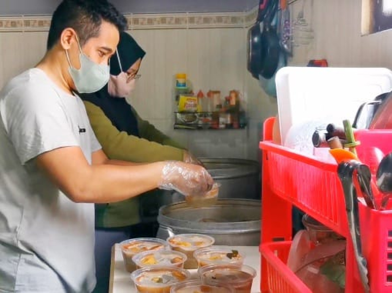 Rafi Ahmad sedang menyiapkan kolak srikaya.