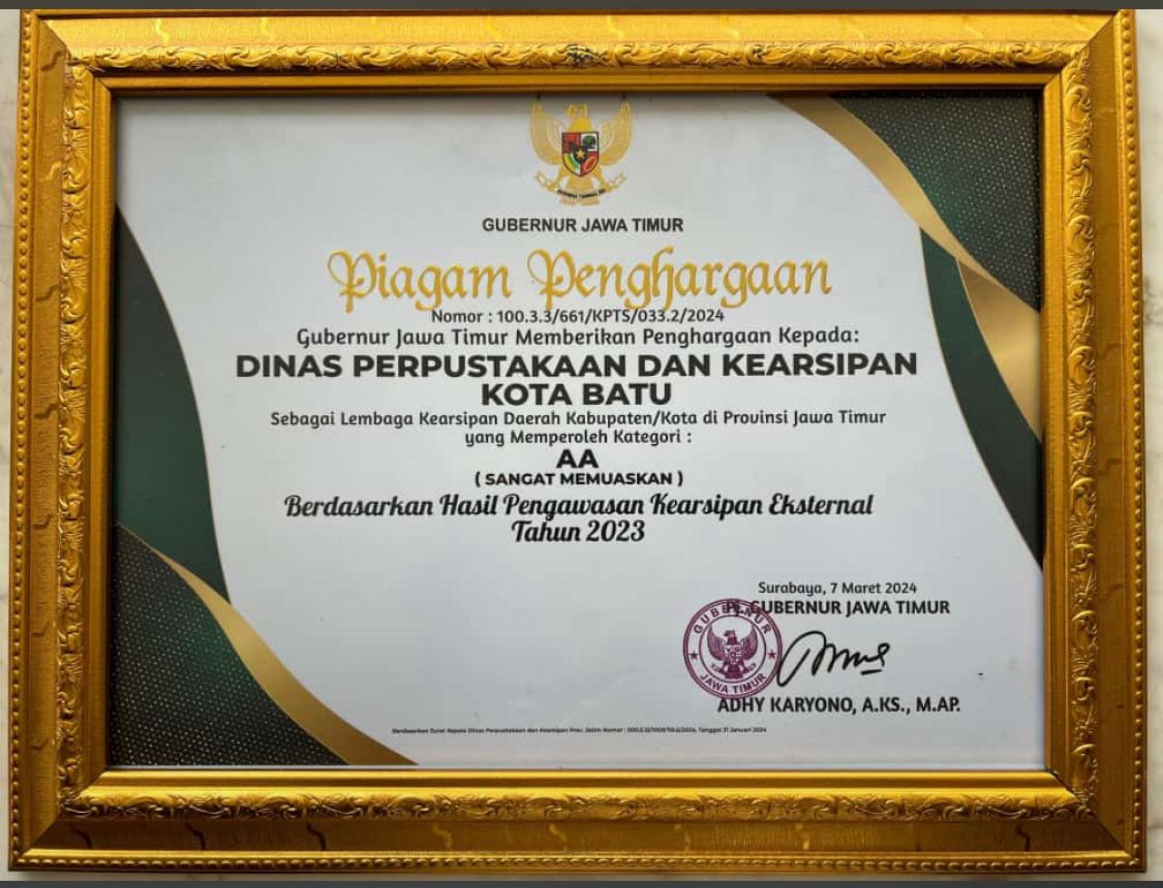 Piagam penghargaan yang diterima Dinas Perpustakaan dan Kearsipan (Disperpusip) Kota Batu dari Gubernur Jawa Timur (Foto: Prokopim Pemkot Batu)