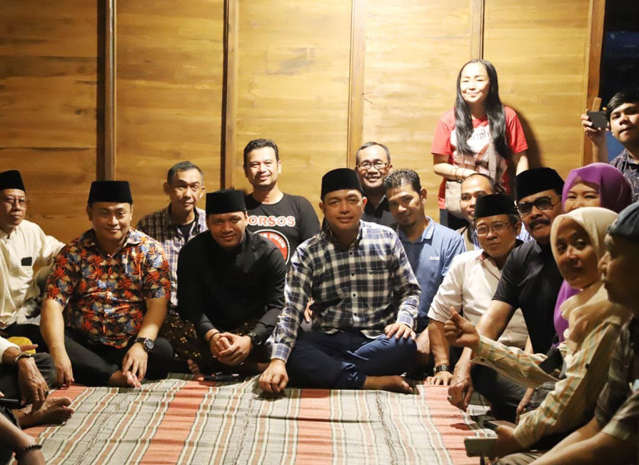 Gus Hans bersama relawan Jaga Musantara saat syukuran kemenangan Prabowo-Gibran di Surabaya. (Foto: Ni'am Kurniawan/jatimnow.com)