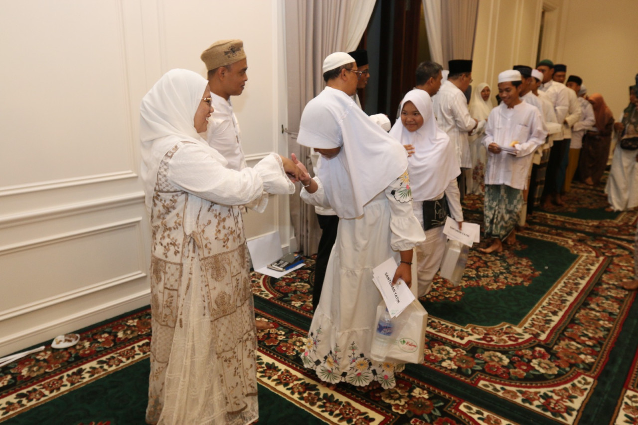 Pemberian santunan untuk 100 anak yatin. (foto: Ni'am Kurniawan/jatimnow.com)