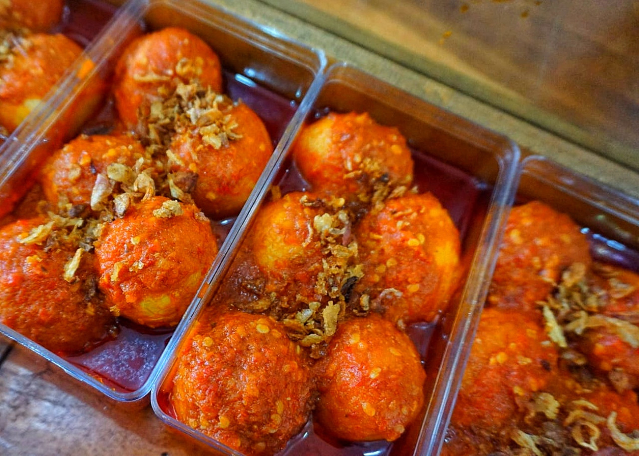 Hampers lauk pauk Warung Mimi Sidoarjo buatan Titik Indrawati. (Foro: Ahaddiini HM/jatimnow.com)