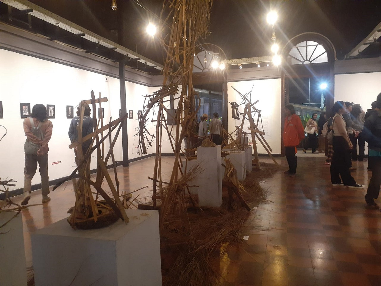 Bentuk seni 3 dimensi berbahan kayu dibuat dari ranting pohon dan sobekan triplek karya Faisal Amir.(Foto: Endang Pergiwati/jatimnow.com)  