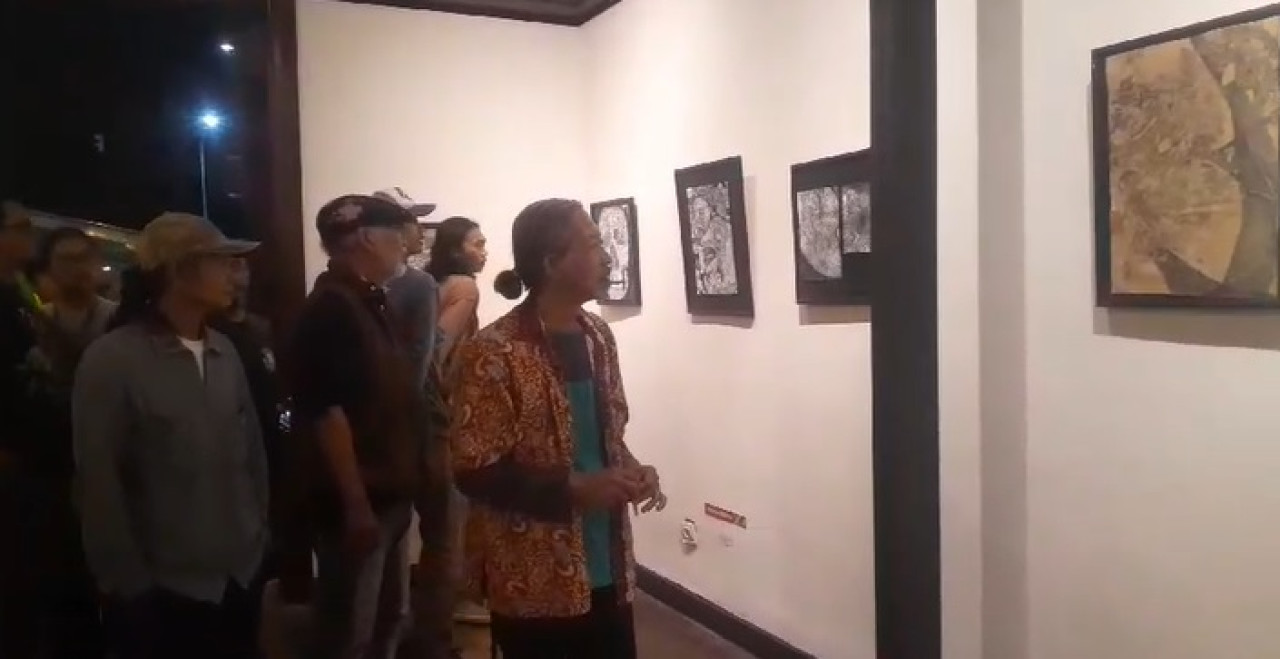 Dosen Seni Rupa STKW, Hari Prayitno (berpakaian batik) (Foto: Endang Pergiwati/jatimnow.com)