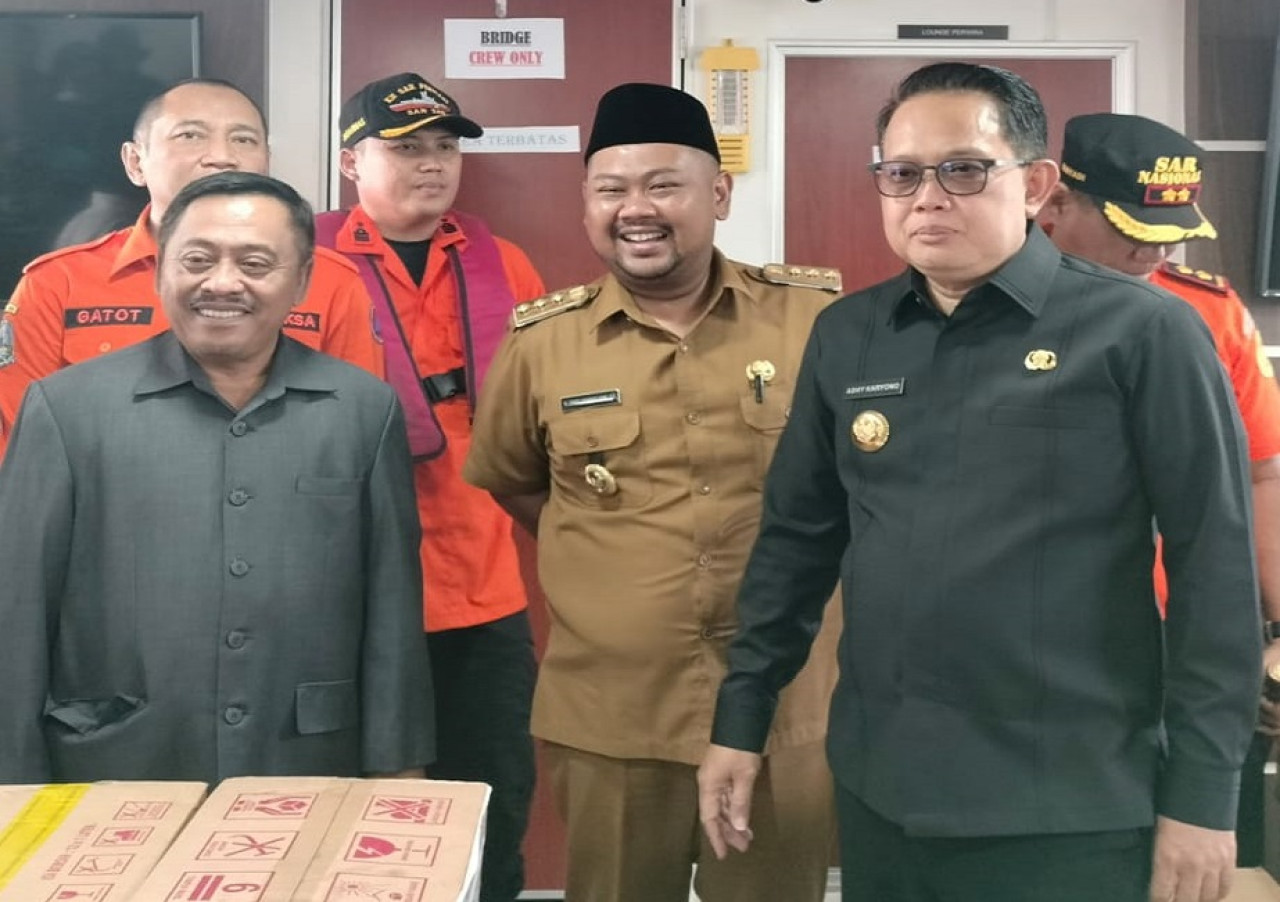 Anggota DPRD Jatim Samwil, Bupati Gresik Akhmad Yani dan Pj Gubernur Jatim Adhy Karyono (kiri-kanan). (Foto: Tri for jatimnow.com))