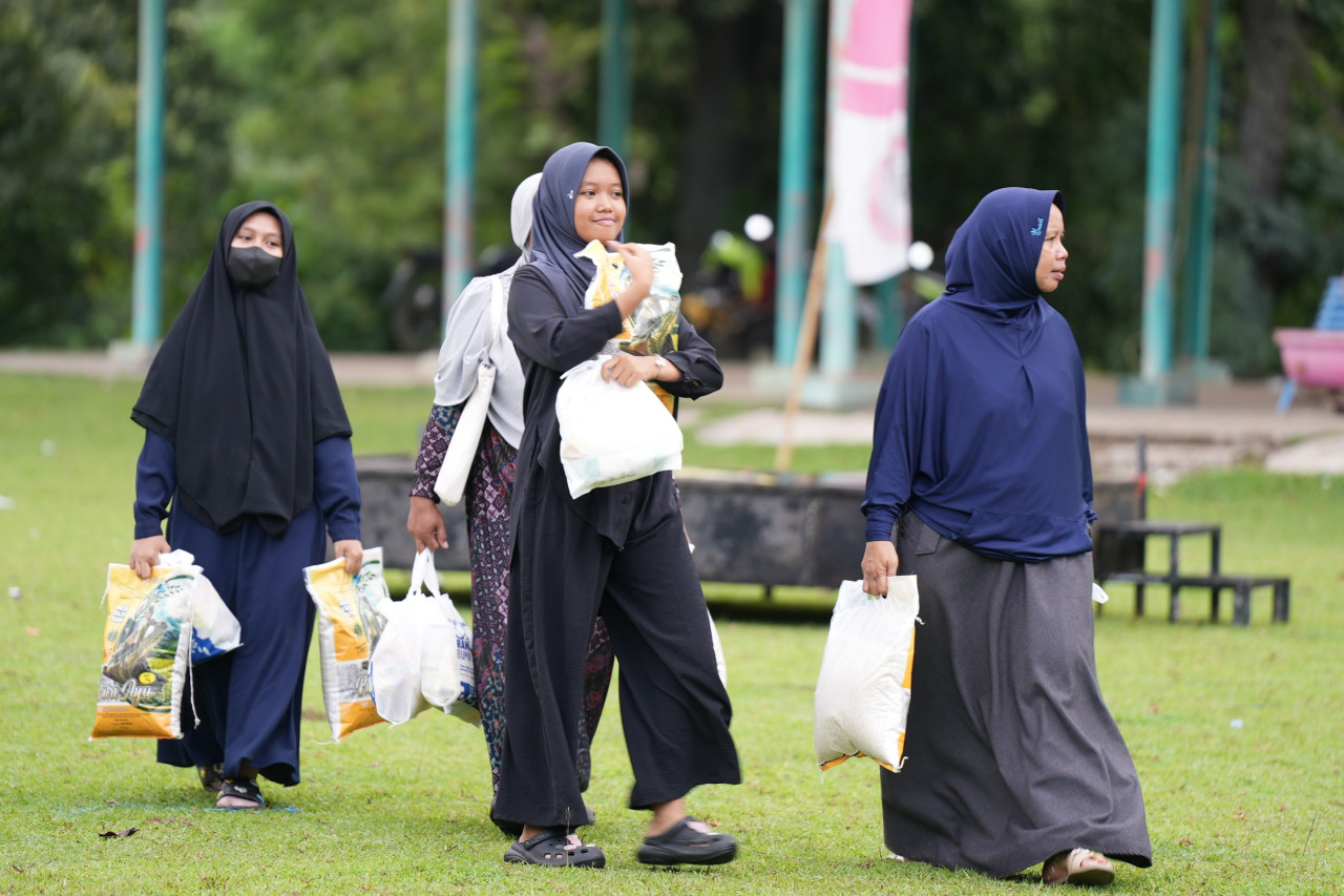 Warga membawa sembako murah pada kegiatan Safari Ramadan BUMN 2024 yang diselenggarakan oleh Kementerian BUMN dan PT Semen Tonasa di Lapangan Sepak Bola Tonasa 2, Kabupaten Pangkep, Sulawesi Selatan, pada 25 - 27 Maret 2024.