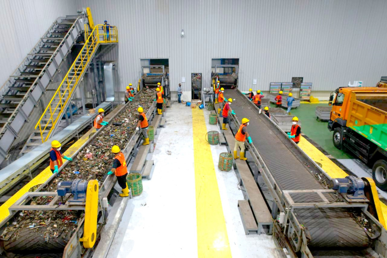Proses pemilahan sampah yang akan diolah menjadi Refuse Derived Fuel (RDF) di TPST Bantargebang, Bekasi, Jawa Barat.
