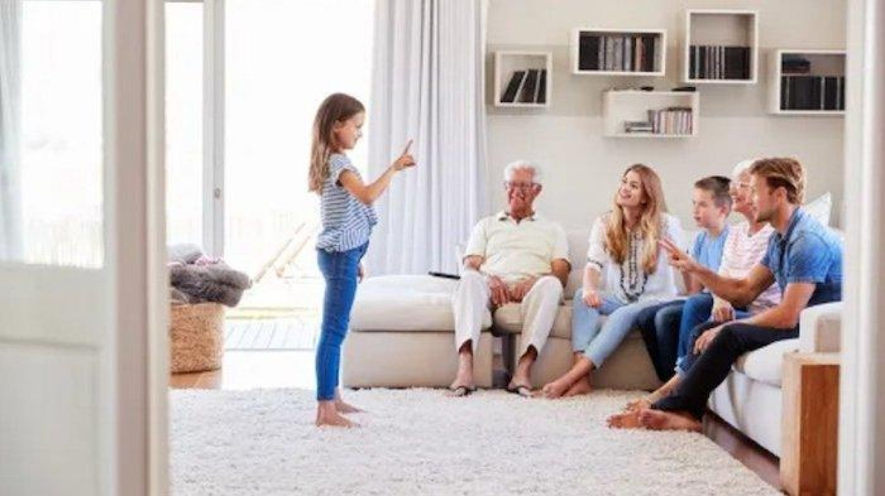 Ilustrasi bermain games tebak-tebakan bersama keluarga. (Foto: grid.id for jatimnow.com)