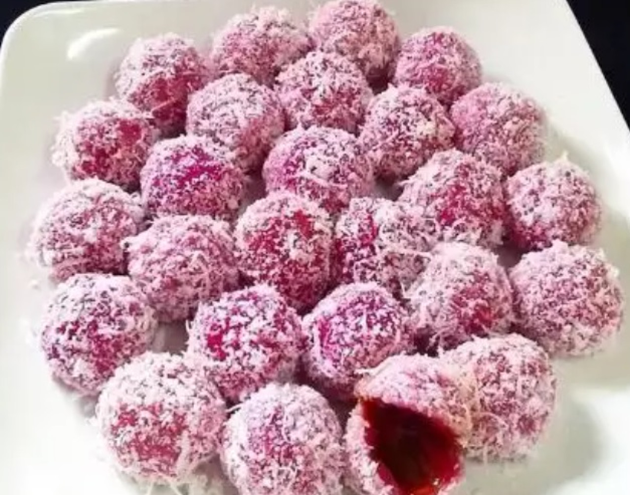 Klepon Buah Naga. (Foto: brilioffood.net for jatimnow.com)