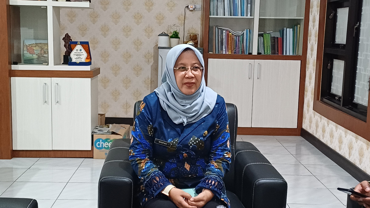 Kepada Disnakeswan Lamongan, Shofiah saat memperi keterangan persiapan Idul Adha 1445. (Foto : Adyad Ammy Iffansah/jatimnow.com)