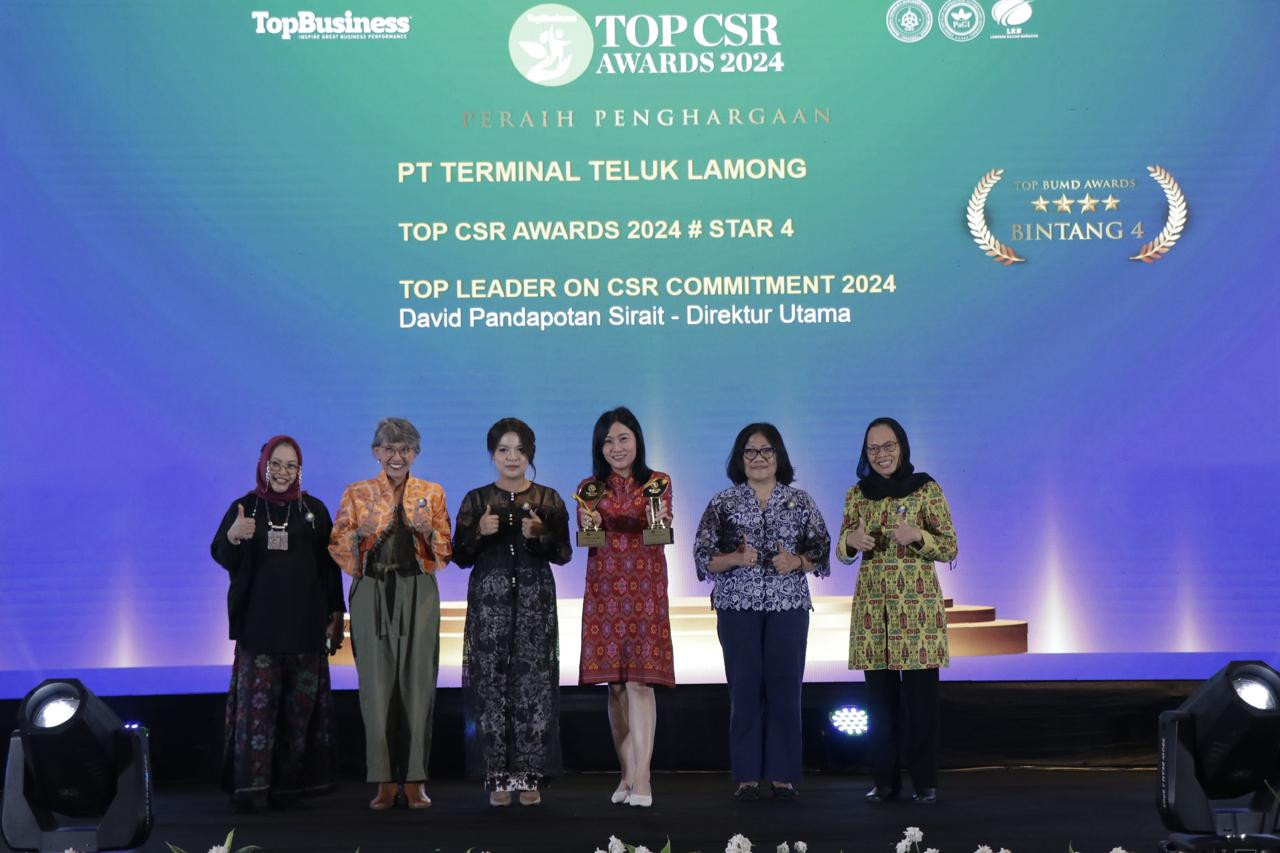 Corporate Communication Manager PT Terminal Teluk Lamong, Dahlia Permata Sari (tiga dari kanan) menerima piala penghargaan TOP CSR Awards 2024