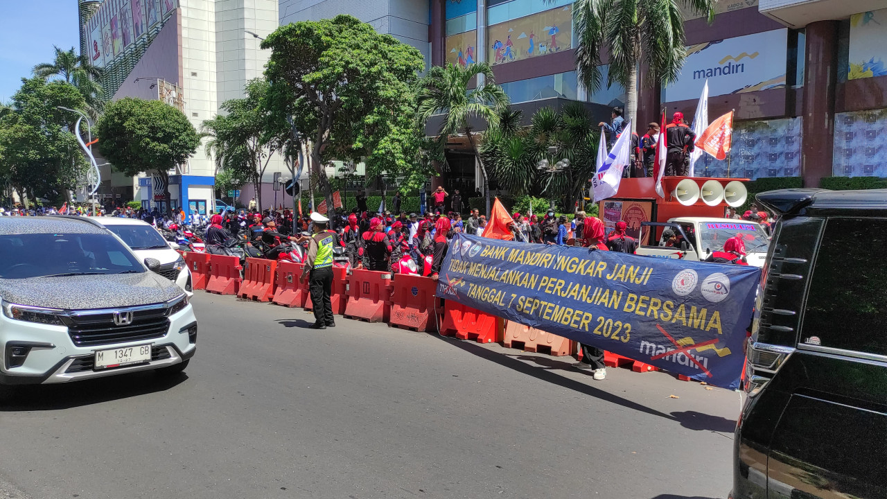 Aksi buruh di depan Tunjungan Plaza Surabaya. (Foto: Haikal for jatimnow.com)