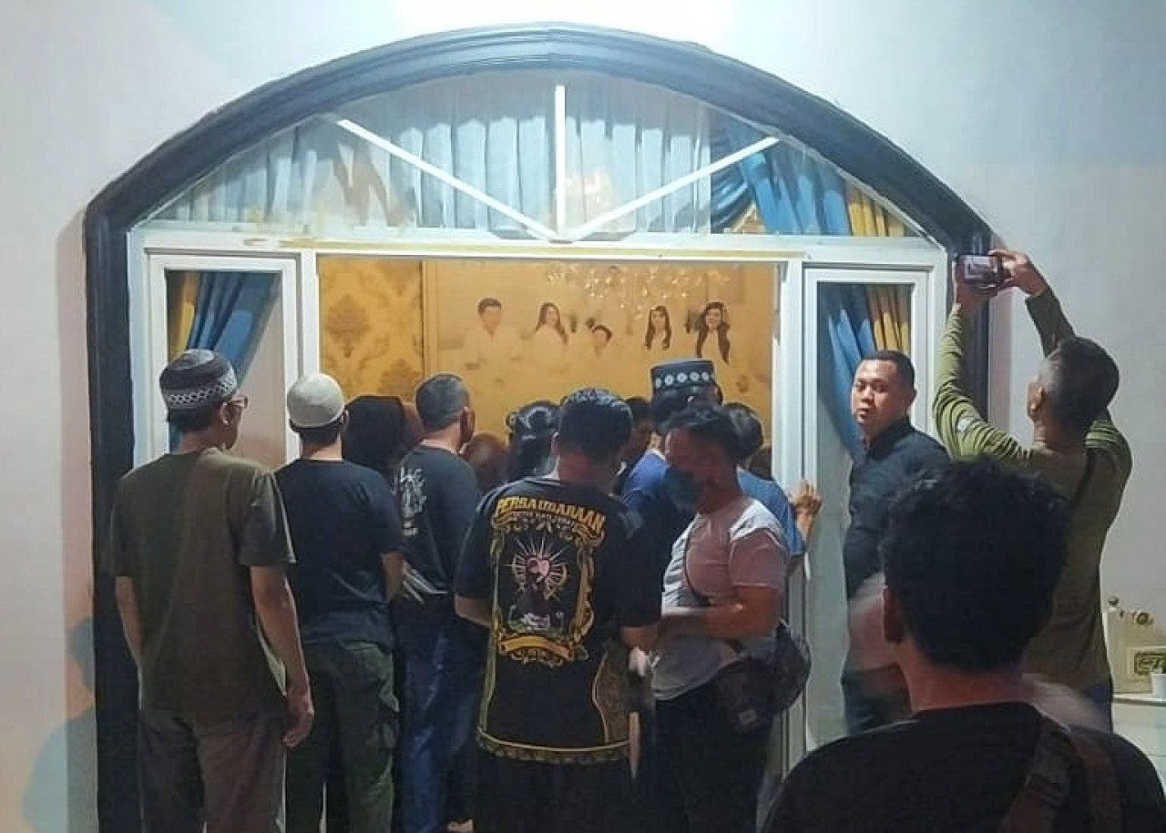 Suasana duka kepergian ayah Via Vallen di Kalitengah Tanggulangin Sidoarjo. (Foto: Ahaddiini HM/jatimnow.com.)