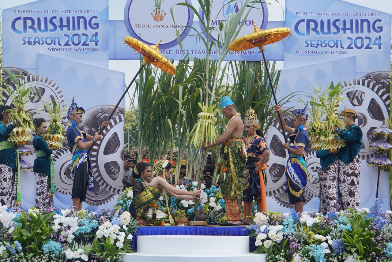 Prosesi manten tebu mengawali musim giling di PG RMI. (Foto: Dok PG RMI for jatimnow.com)