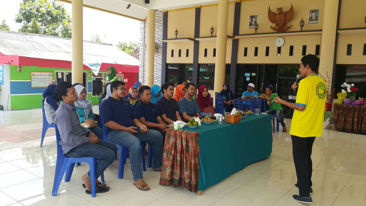 Sutomo saat menyampaikan ide kreatif pada pemuda Doudo.