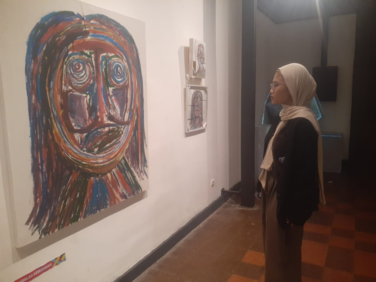 Husna, salah satu pengunjung pameran lukisan.