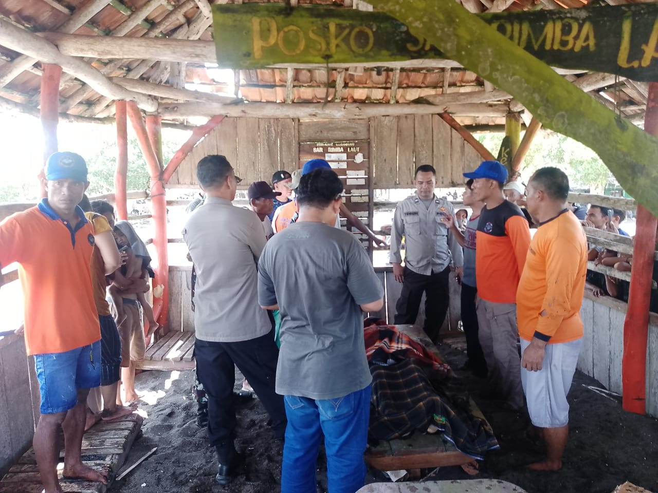 Korban tergulung ombak pantai selatan Jember dievakuasi. (Foto:Polsek Ambulu)