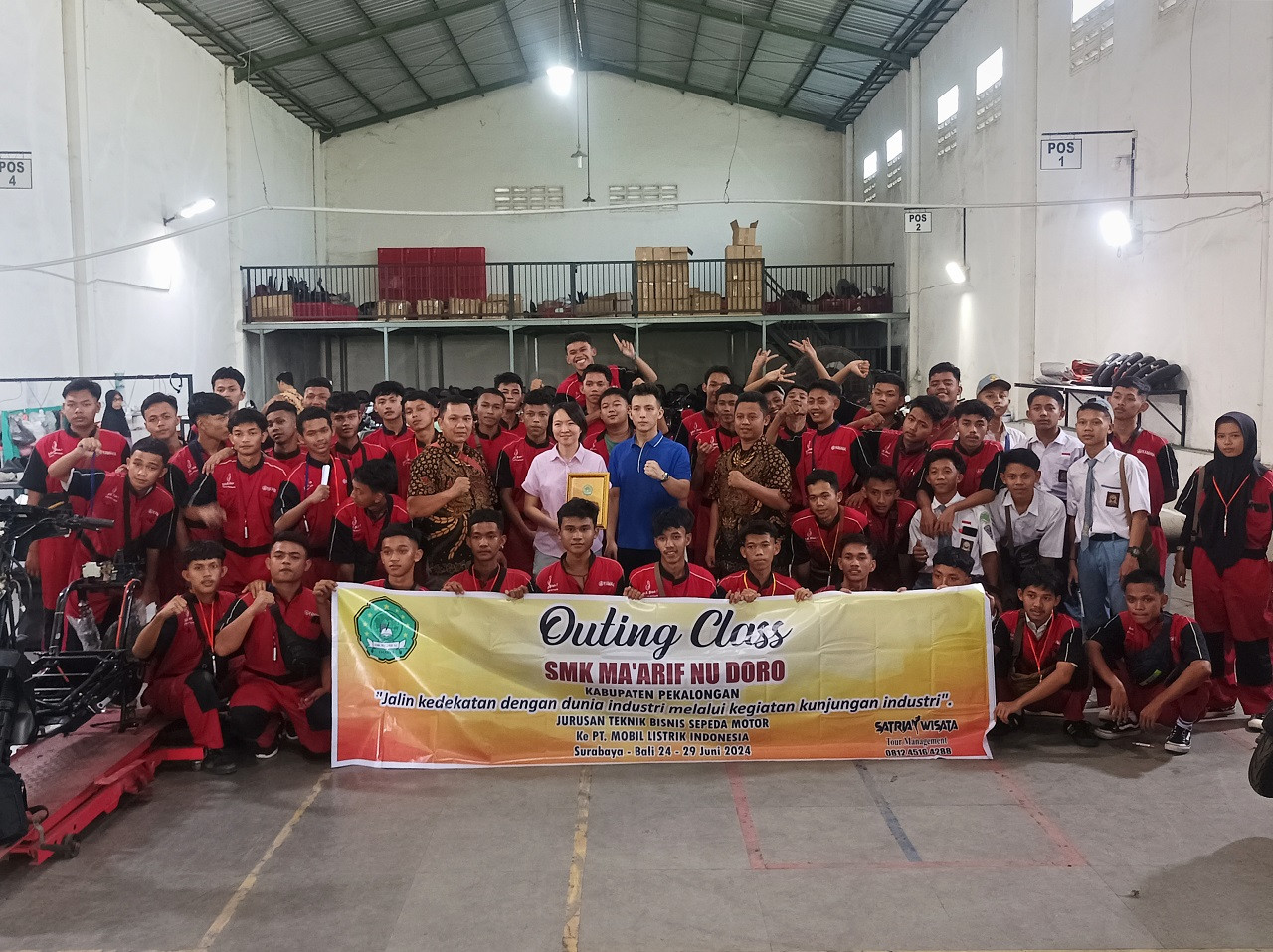 Para siswa dan guru SMK NU Ma'arif Doro Pekalongan foto bersama jajaran managemen perusahaan motor listrik Molindo. (Foto: Sahlul Fahmi/jatimnow.com)