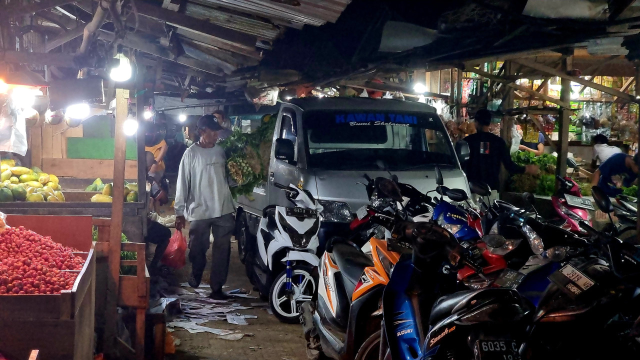 Parkir semerawut di area lapak.