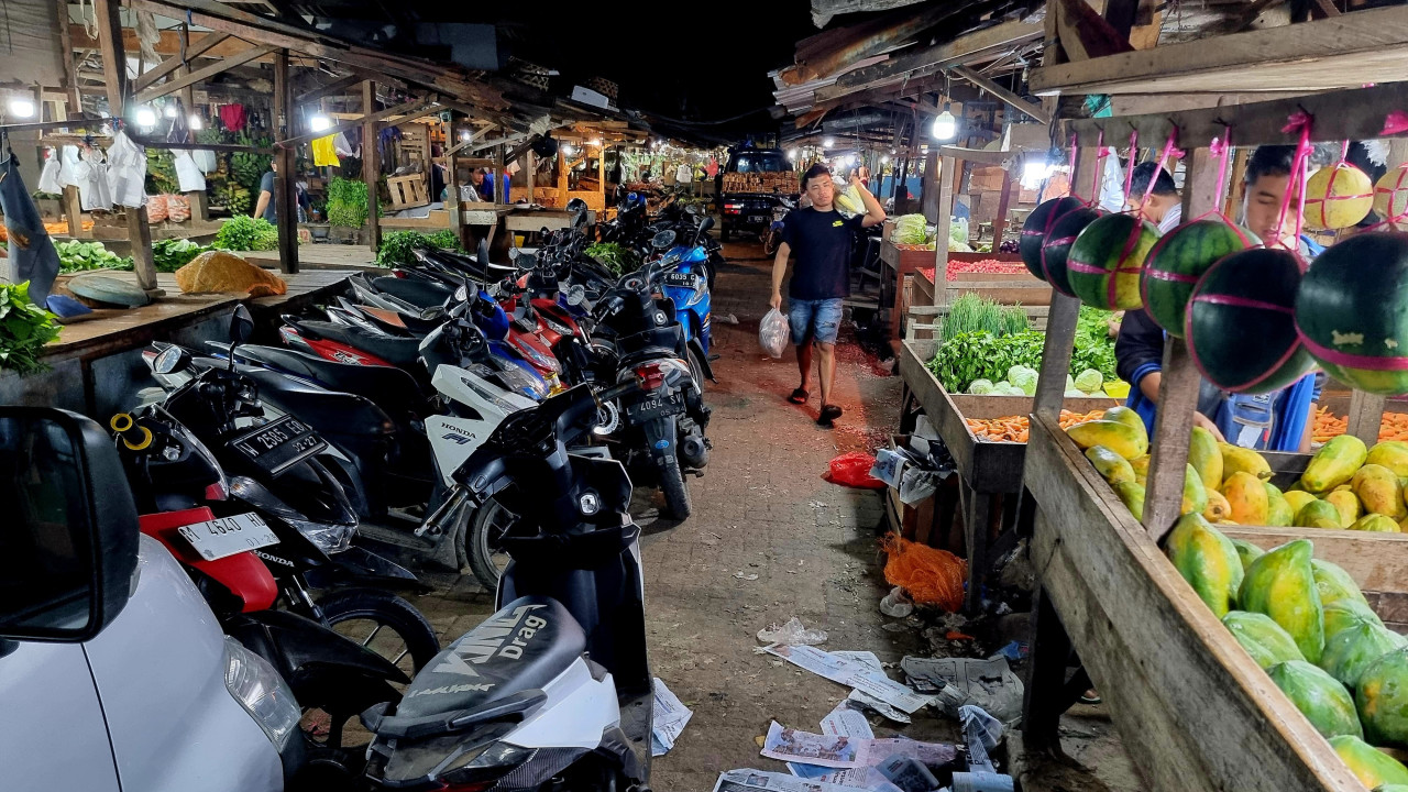 Parkir membuat akses jalan di sekitar lapak sempit.