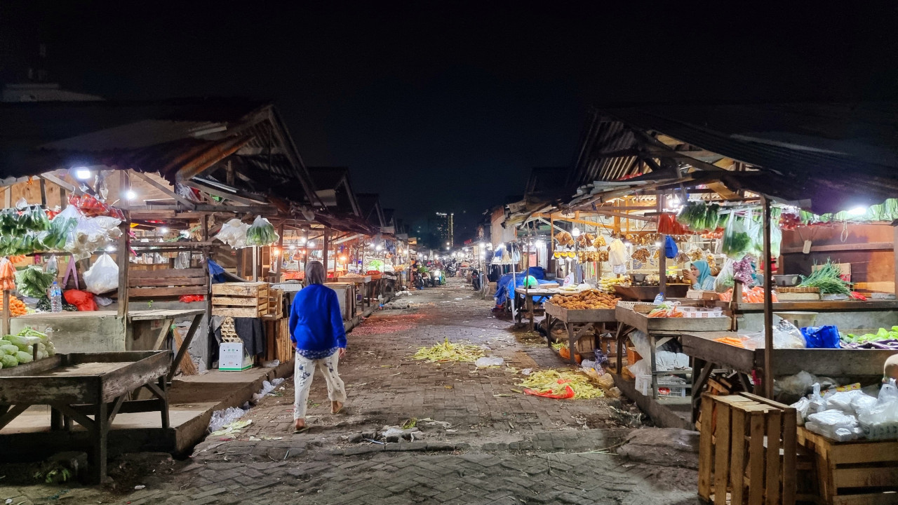 Lapak-lapak sepi pembeli.