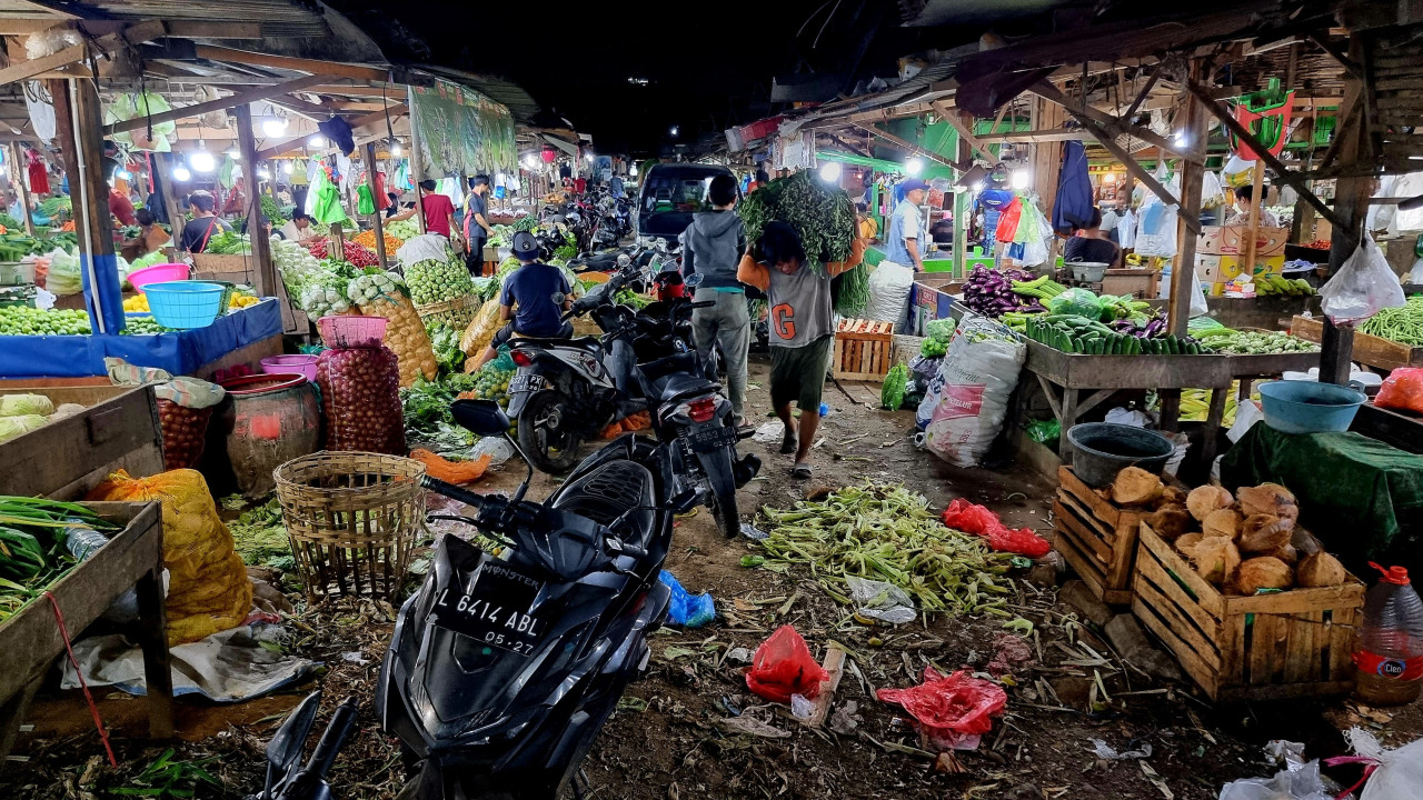 Sampah berserakan membuat pasar terlihat kumuh.