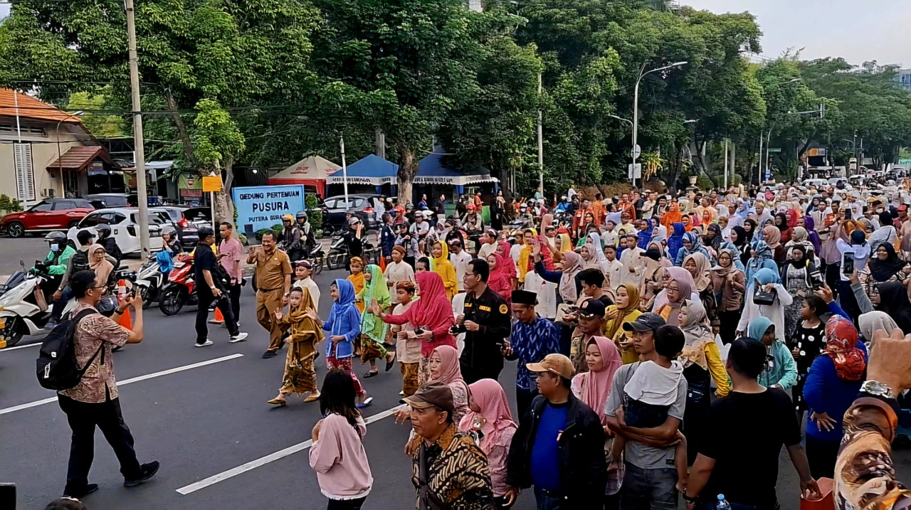 Arak-arakan mulai bergerak. (Foto: Ni'am Kurniawan/jatimnow.com)