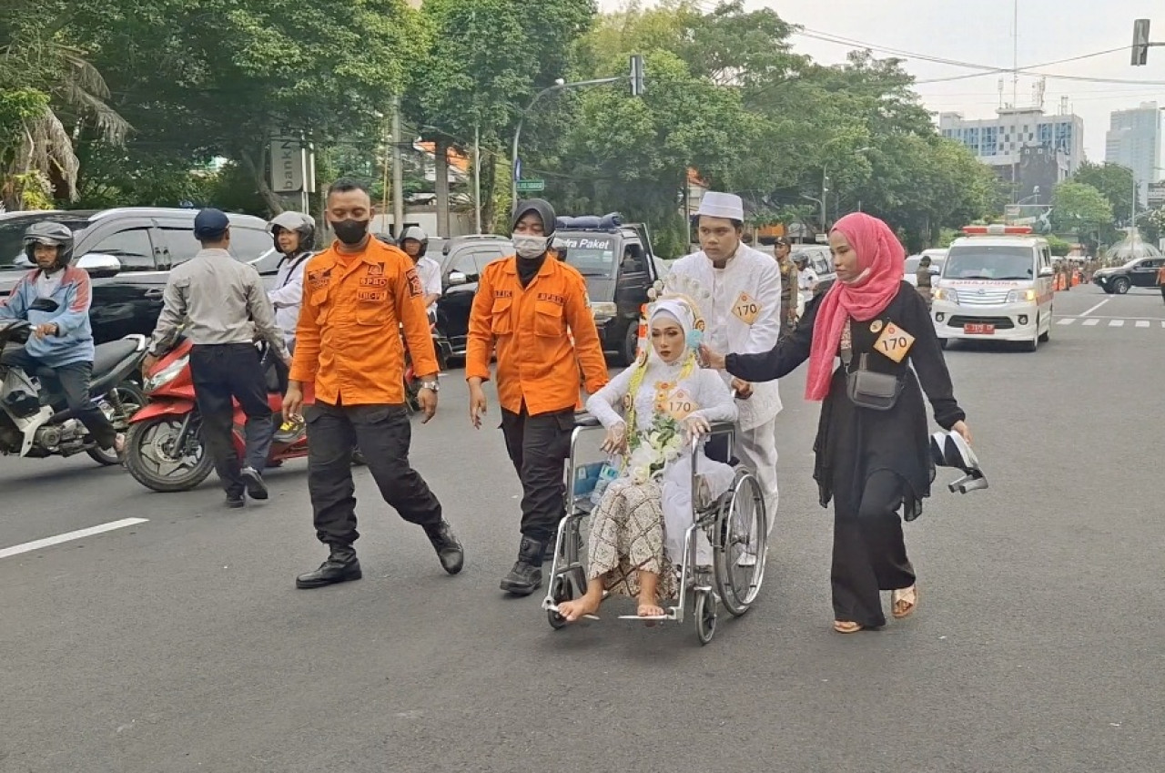 Pasangan pengantin disabilitas. (foto: Ni'am Kurniawan/jatimnow.com