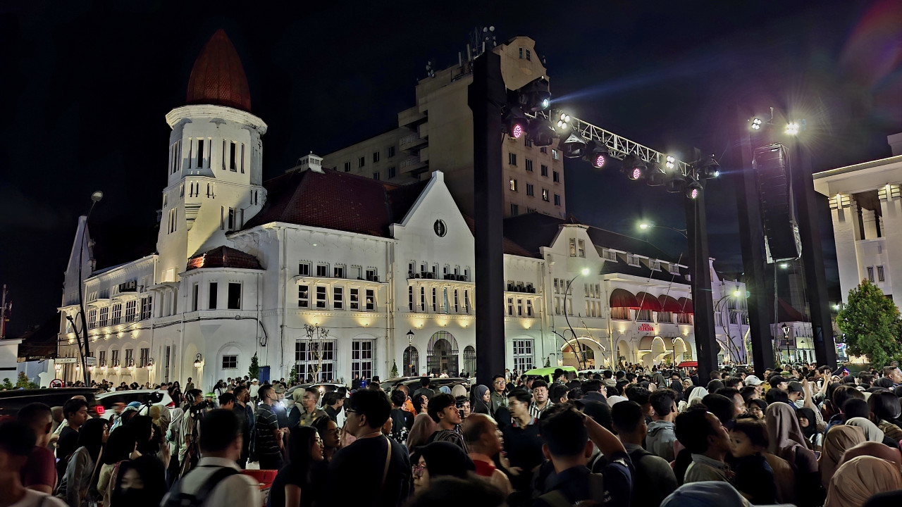 Ribuan warga turut andil menjadi saksi dibukanya Wisata Kota Lama Surabaya.