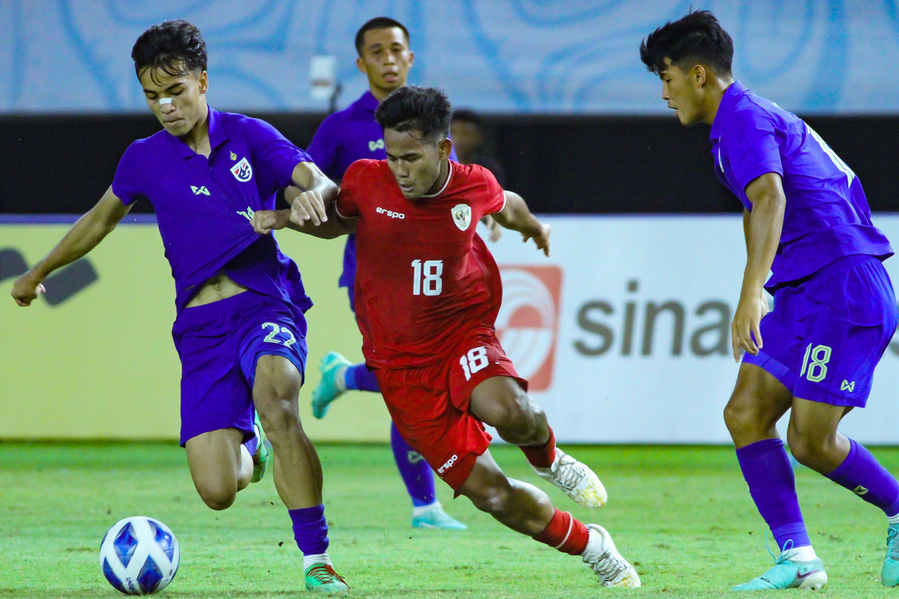 Gelandang Timnas Indonesia U19 Toni Firmansyah (tengah) dikawal ketat para pemain Thailand di final Piala AFF U-19 di Stadion Gelora Bung Tomo Surabaya, Senin (29/7/2024) malam.