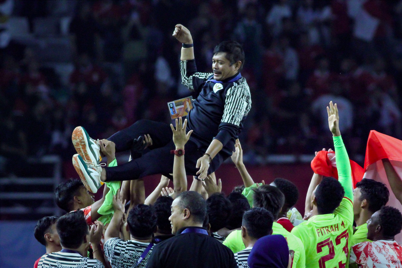 Pelatih kepala Timnas U-19 Indra Sjafri diangkat oleh para pemain dan official setelah mengalahkan Thailand 1-0 di final Piala AFF U-19 di Stadion Gelora Bung Tomo Surabaya, Senin (29/7/2024) malam.