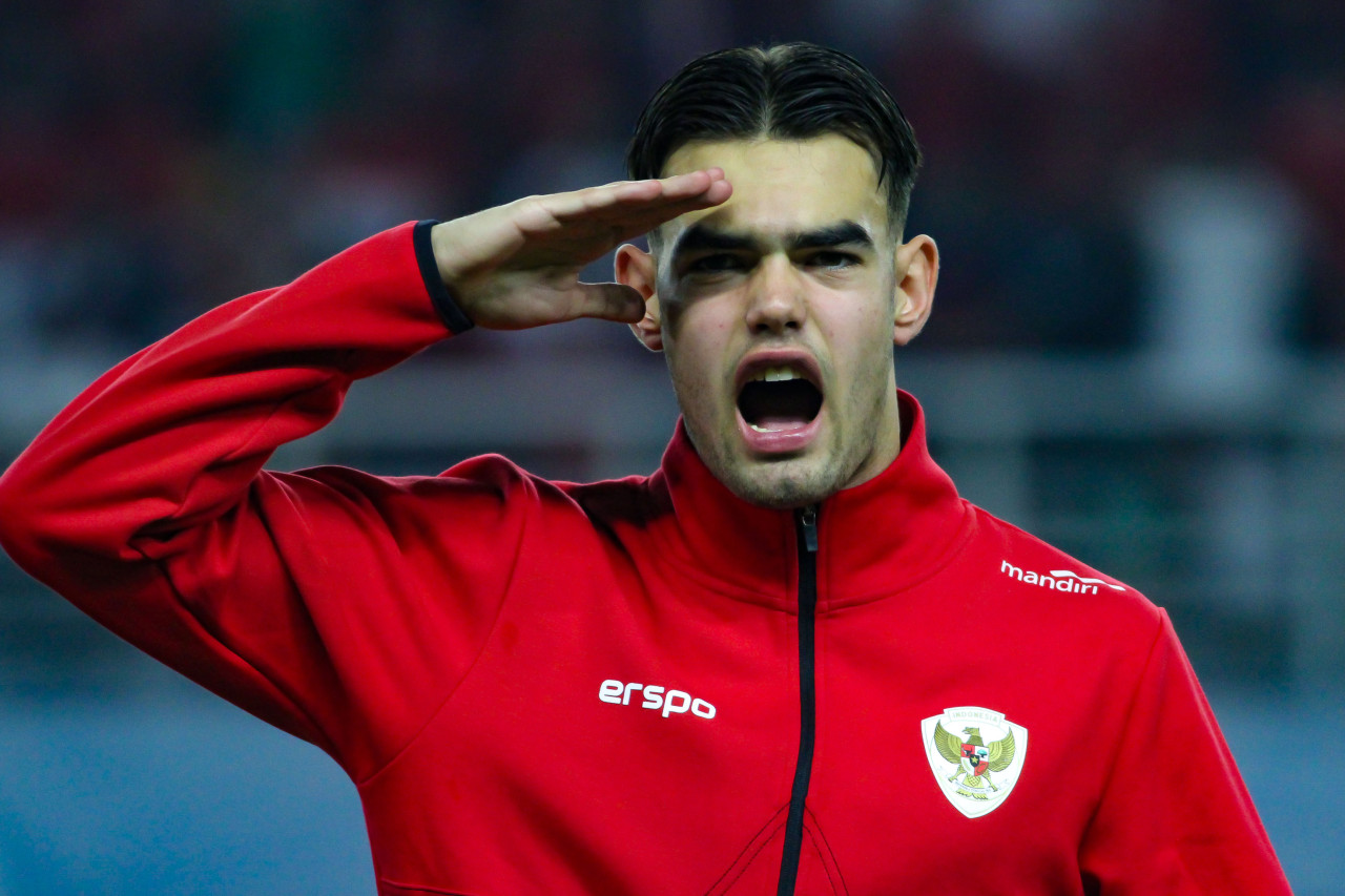 Penyerang Timnas Indonesia U-19 Jens Raven bersemangat saat menyanyikan lagu kebangsaan Indonesia Raya sebelum kick off final Piala AFF U-19 2024 lawan Thailand di Stadion Gelora Bung Tomo, Surabaya, Senin (29/7/2024) malam.