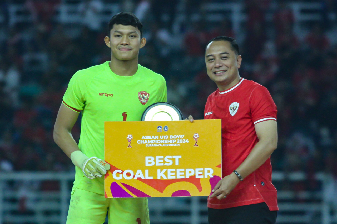 Wali Kota Surabaya Eri Cahyadi menyerahkan penghargaan Best Goal Keeper kepada penjaga gawang Timnas Indonesia U-19 Ikram Algiffari.