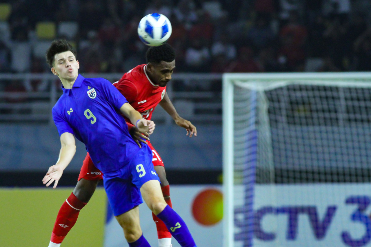 Defender Timnas Indonesia U-19 M. Iqbal Gwijangge duel bola atas dengan penyerang Thailand Caelan Tanadon Ryan di final Piala AFF U-19 di Stadion Gelora Bung Tomo Surabaya, Senin (29/7/2024) malam.