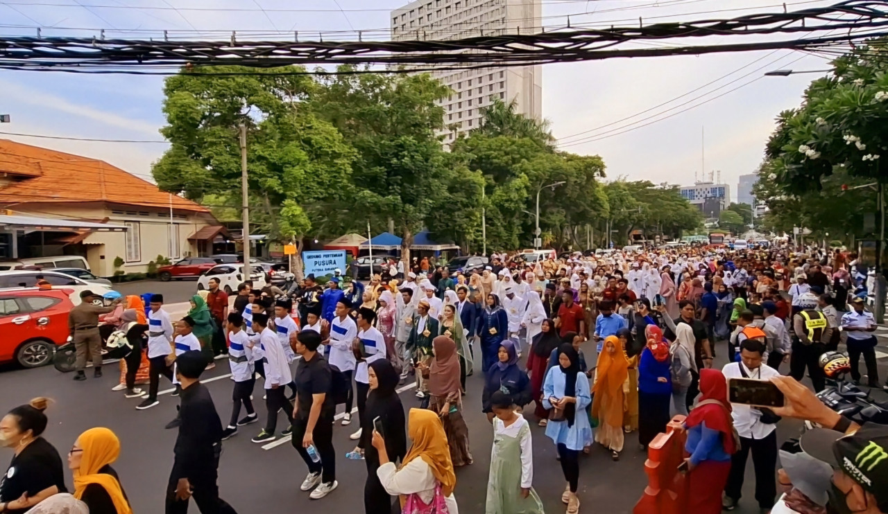 Foto: 330 Pengantin Nikah Massal Diarak Di Surabaya