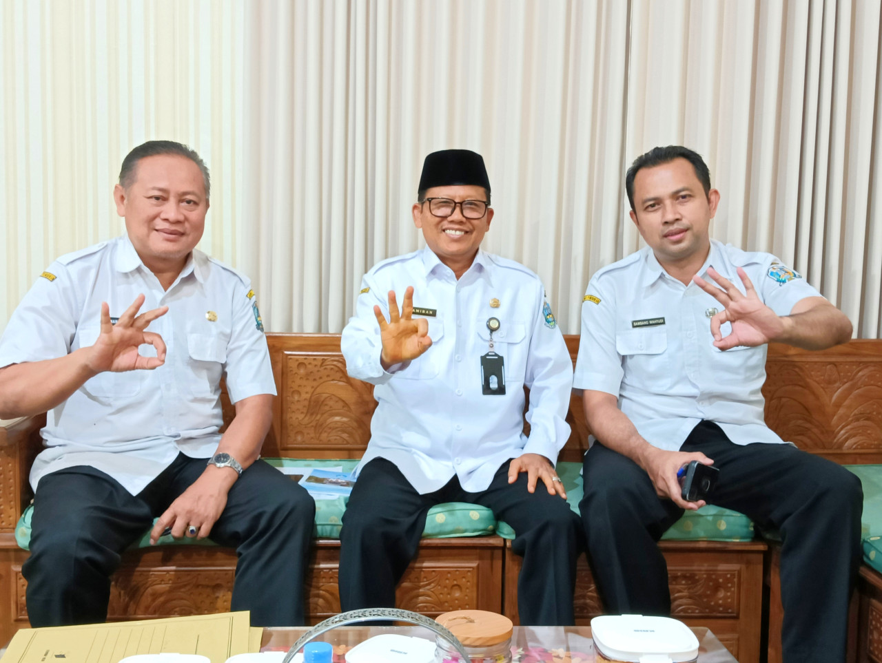 Kepala SMA Negeri 3 Sidoarjo H Lamiran SPd MPd (tengah), diapit Waka Kurikulum Asnan Wahyudi SPd (kiri) dan Waka Kesiswaan Bambang Wahyudi MPd (kanan). 