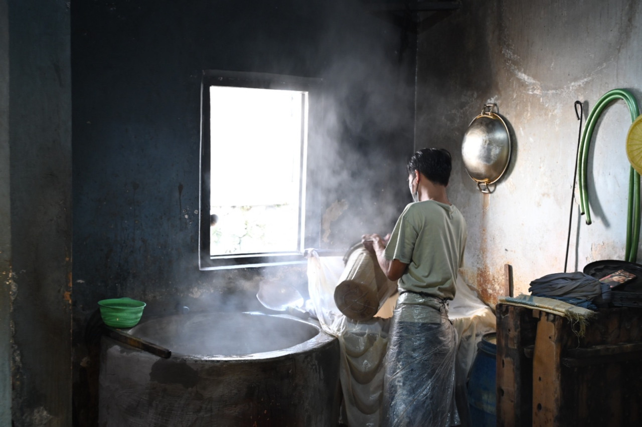 Proses pembuatan tahu di Kampung Tahu.