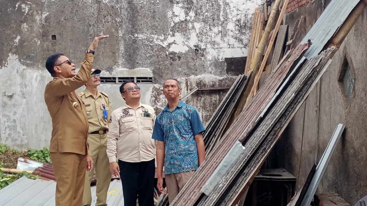 Pj Wali Kota Malang, Wahyu Hidayat melihat pengerjaan bantuan Rumah Tidak Layak Huni (RTLH).