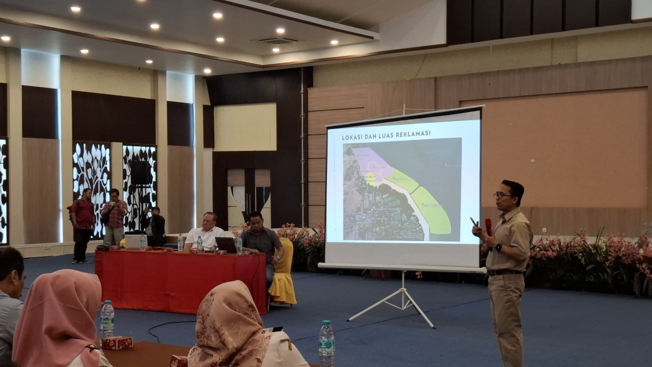 Prof Fuad salah satu akademisi saat pemaparan