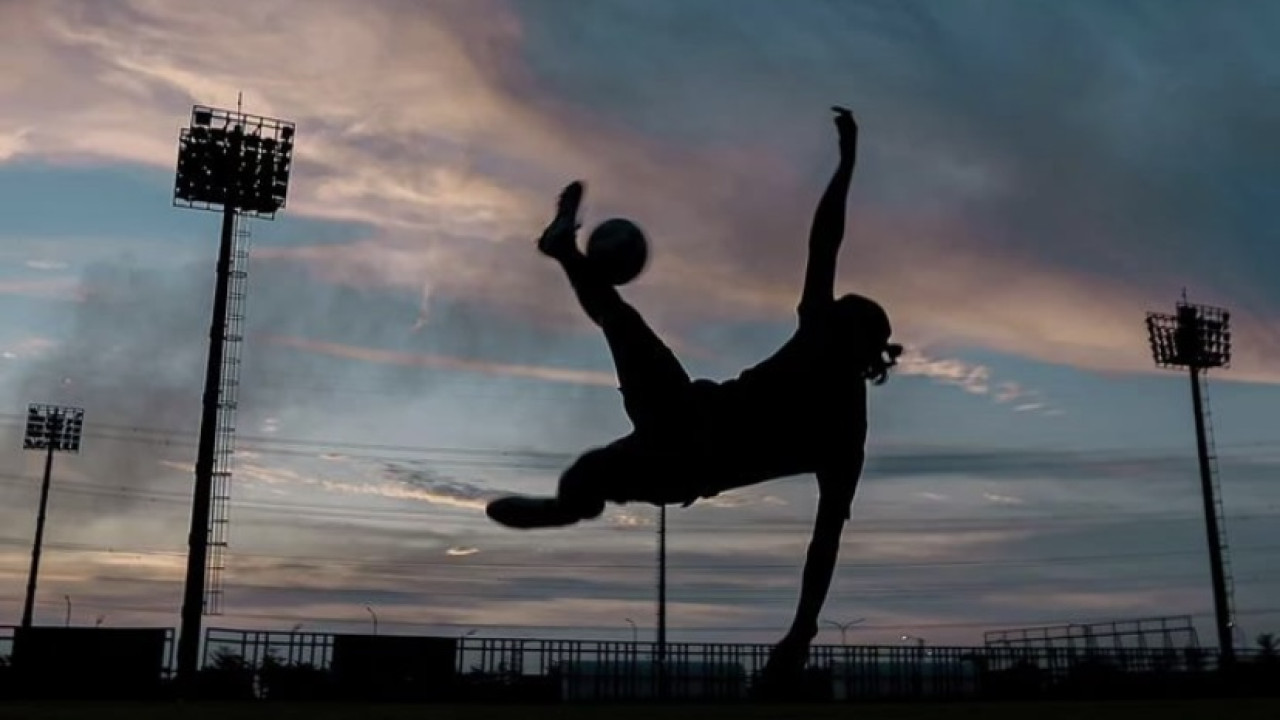Sosok misterius di latihan Persebaya Surabaya. (Foto: Persebaya Surabaya/jatimnow.com)