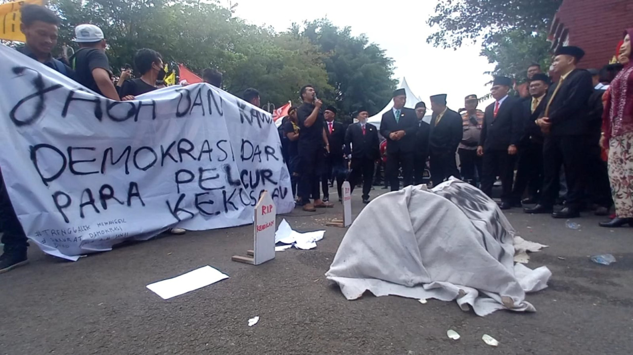 Aksi mahasiswa saat pelantikan DPRD Trenggalek. (Foto: Bramanta Pamungkas/jatimnow.com)