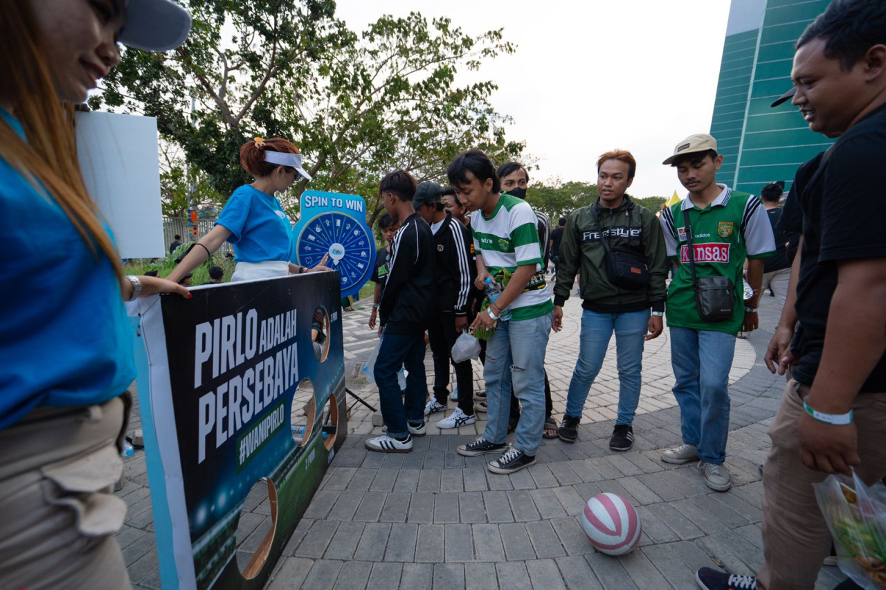 Para Bonek terlihat meramaikan booth air mineral Pirlo Indonesia.