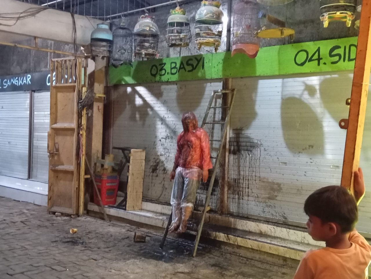 Performance art Lanang Kosasih. (Foto: Endang Pergiwati/jatimnow.com)