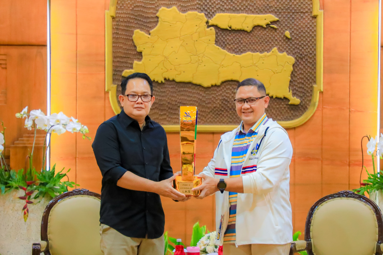 Pj Gubernur bersama Kepala Dinas Pendidikan Jatim Aries Agung Pawei