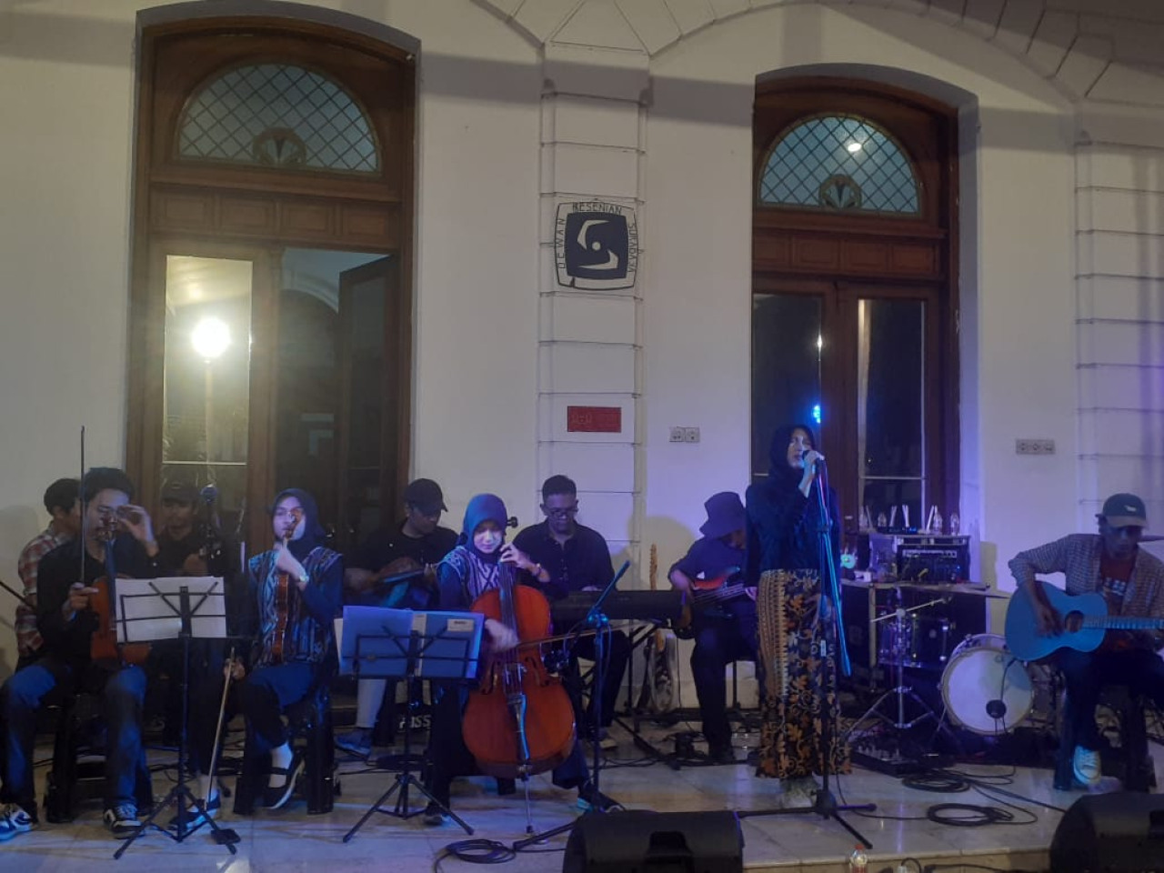 Penampilan POSS Keroncong. (Foto: Endang Pergiwati/jatimnow.com)