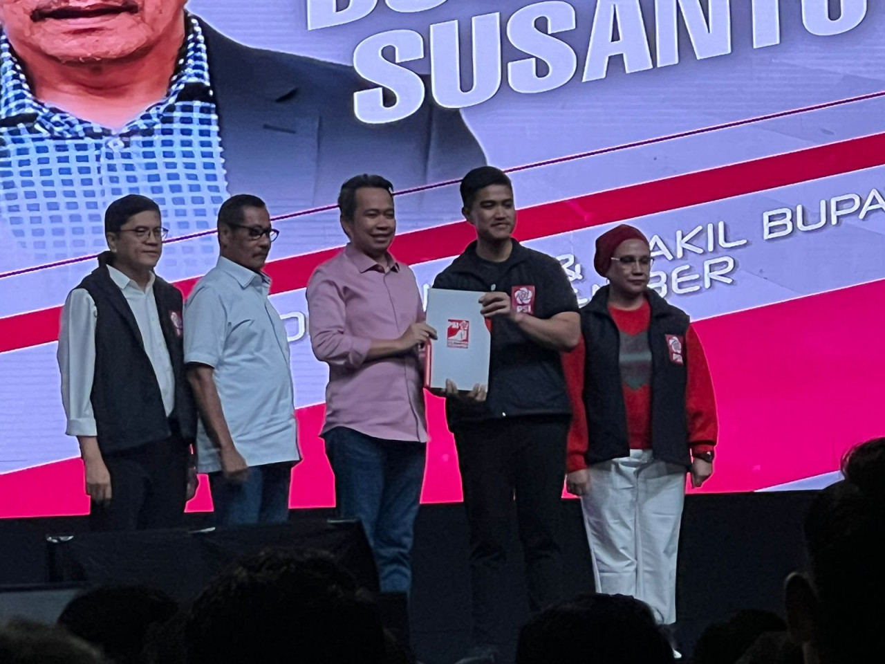 Kaesang menyerahkan rekomendasi kepada Gus Fawait.